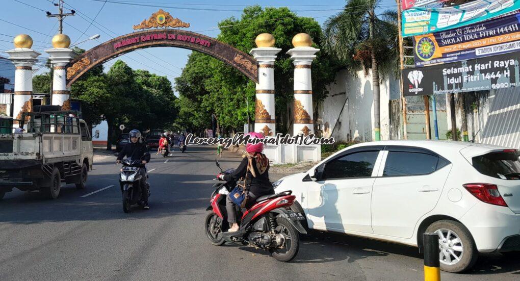 Foto pengguna jalan melewati Pentol Godi Pati