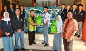 Foto penyerahan secara simbolis baksos dan zakat fitrah dari Kepala SMAN 3 Pati Suhartono,S.Pd., M.Pd., M.Si.(baju hijau) kepada siswa