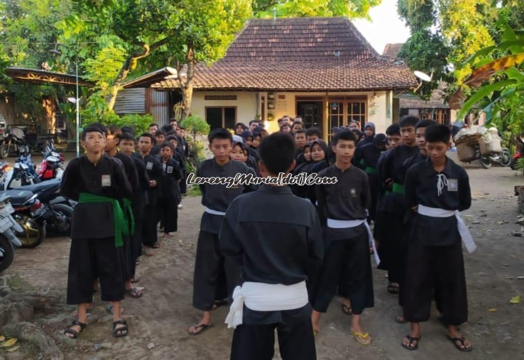 Foto persiapan bagi takjil di depan rumah Mbak Bik