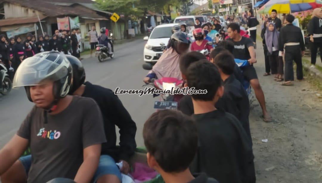 Foto masyarakat menerima takjil dari anggota SH Terate Ranting Wedarijaksa