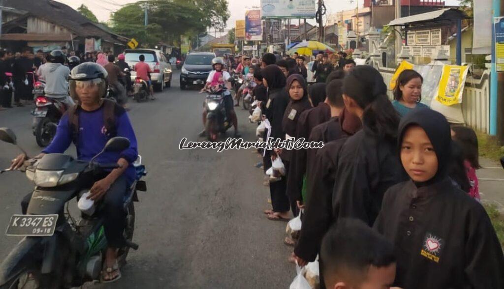 Foto kegiatan bagi takjil SH Terate di depan Balai Desa Wedarijaksa