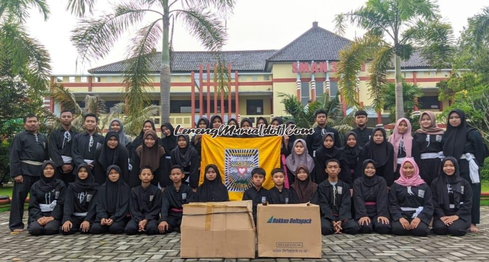 Foto bagi takjil SH Terate Kota Pati di depan SMAN 3 Pati