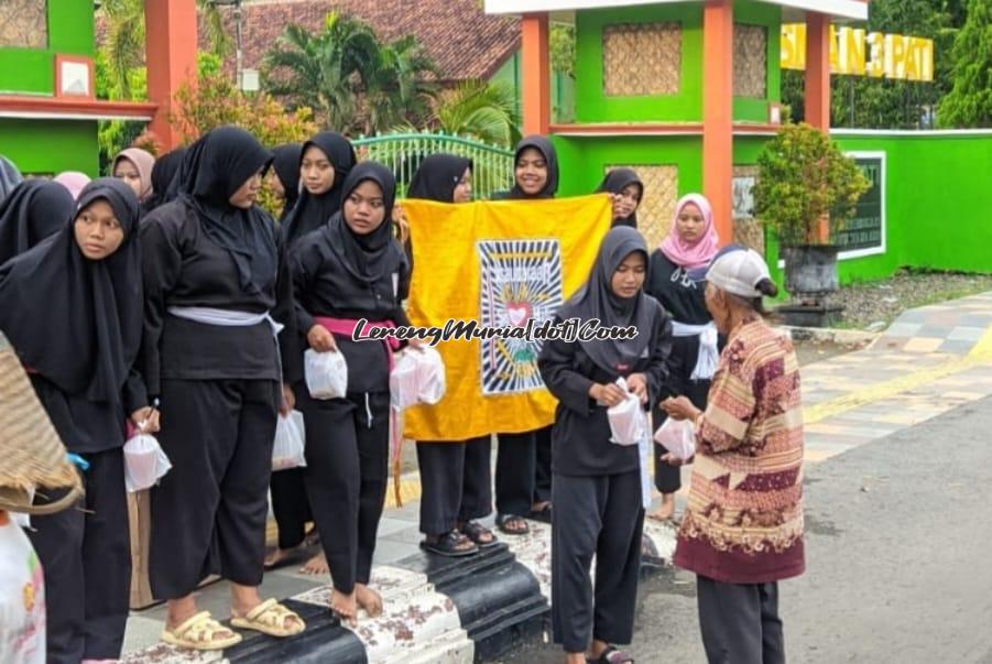 Foto bagi takjil SH Terate Kota Pati di depan SMAN 3 Pati