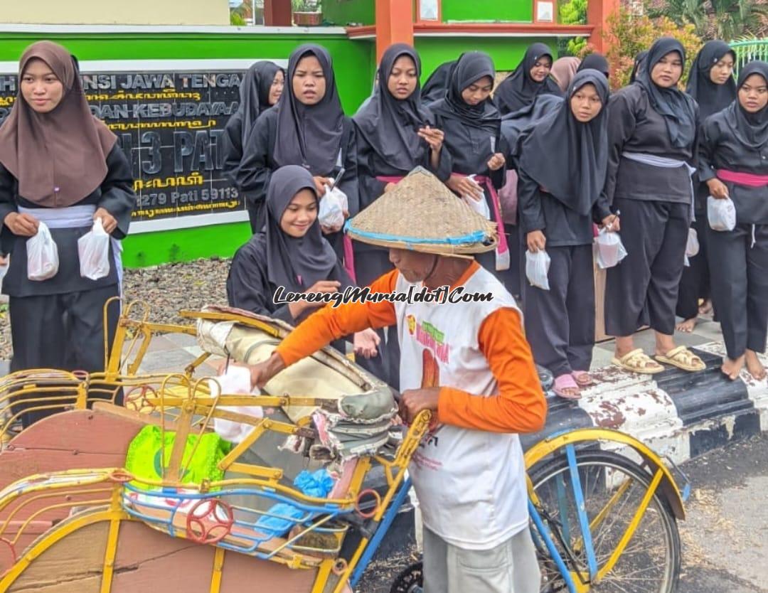 Foto pembagian takjil kepada tukang becak yang lewat