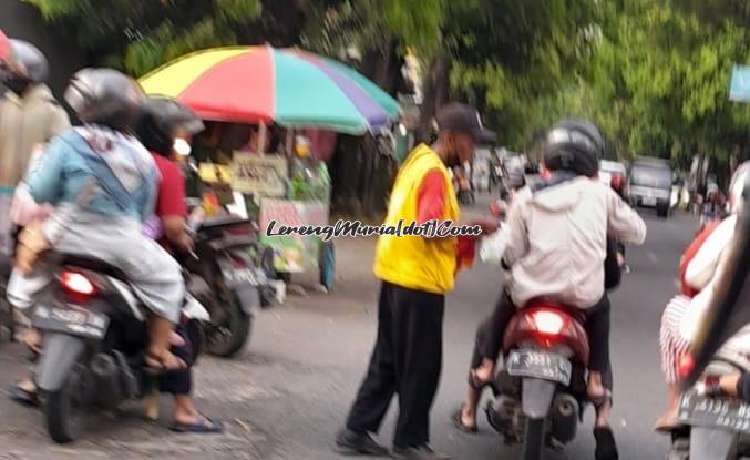 Foto pembagian takjil kepada tukang parkir