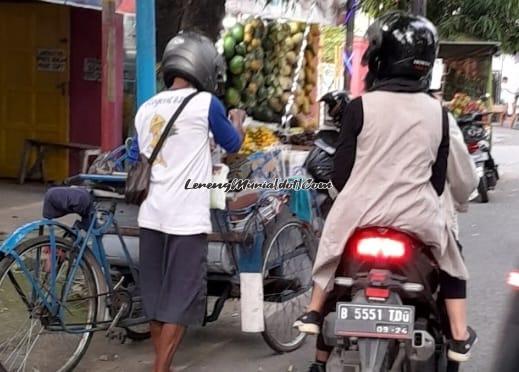 Foto PMR SMAN 3 Pati membagikan takjil kepada tukang becak