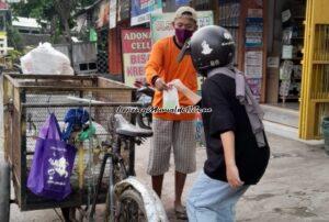 Foto pembagian takjil kepada tukang pengangkut sampah