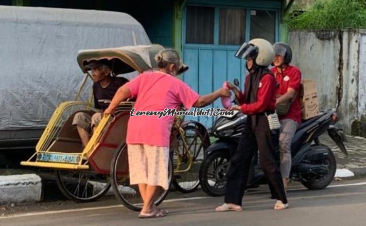 Foto pemberian takjil kepada tukang becak