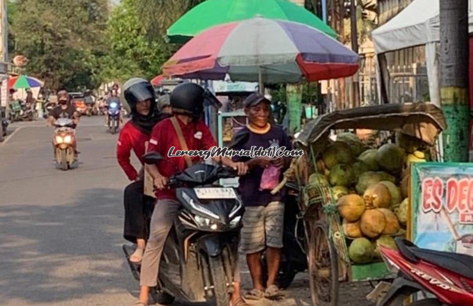 Foto Kobra SMAN 3 Pati melakukan bagi takjil keliling di Kota Pati