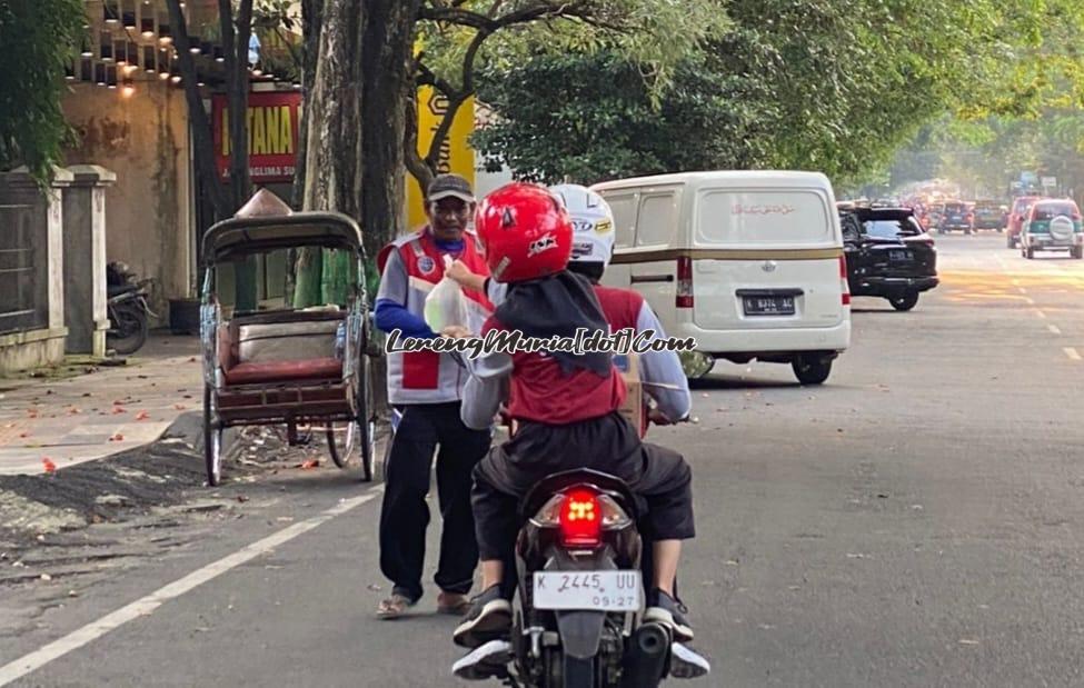 Foto anggota PKS SMAN 3 Pati bagi takjil keliling Kota Pati