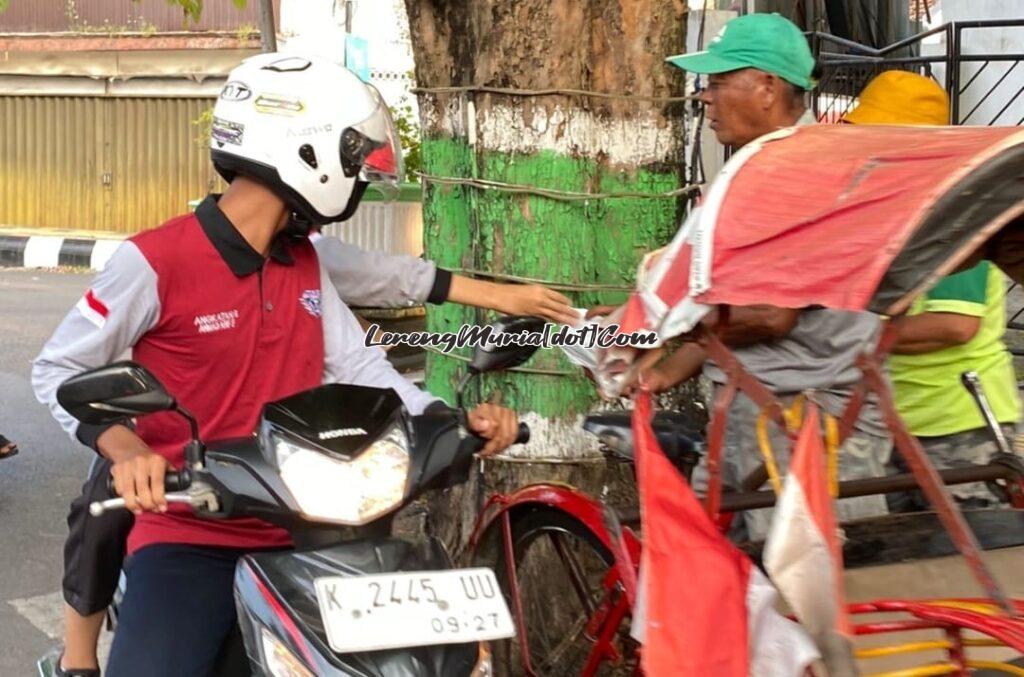 Foto pemberian takjil kepada tukang becak