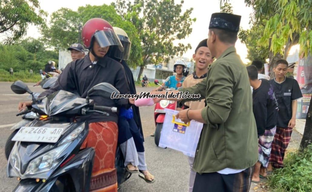 Foto pesilat SH Terate berbusana santri sedang bagi takjil