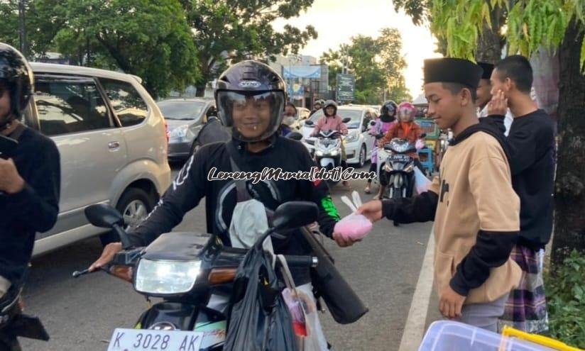 Foto anggota SH Terate Komisariat IAIN Kudus bagi takjil di Pertigaan Dersalam Kudus