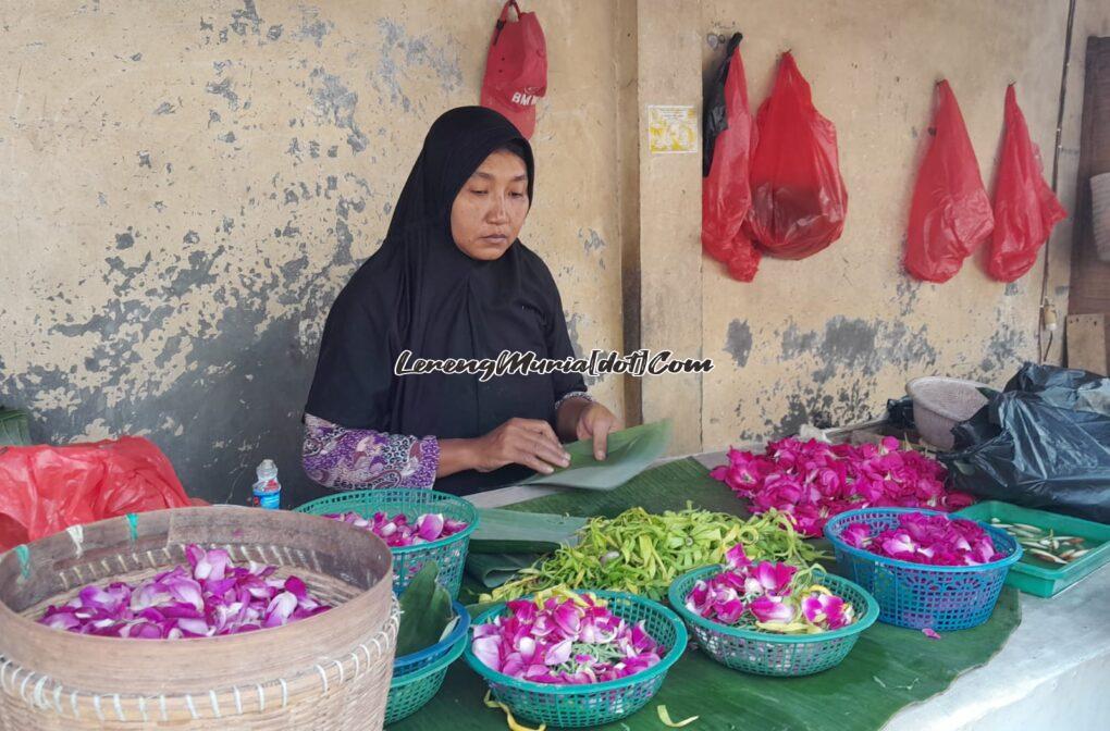 Foto Ibu Chacha Hadi menempati los bunga tabur kebanjiran pembeli