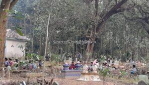 Foto suasana ziarah kubur menjelang lebaran di pemakaman umum Punggursugih Blora