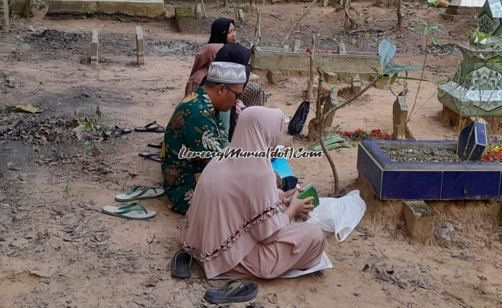 Foto Keluarga Khozin sedang ziarah kubur | LERENG MURIA Foto Keluarga Khozin sedang ziarah kubur
