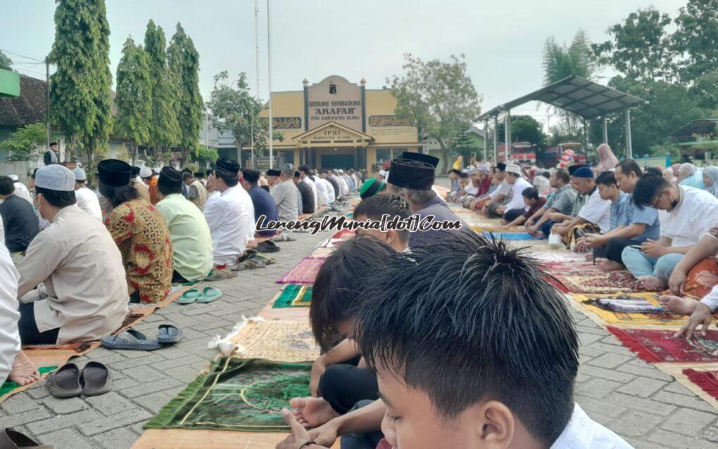 Foto mendengarkan khotbah Hari Raya Idul Fitri di halaman Puskesmas Ngawen Blora