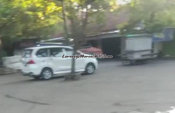 Foto parkir halaman depan Pasar Puri Baru Pati  lengang