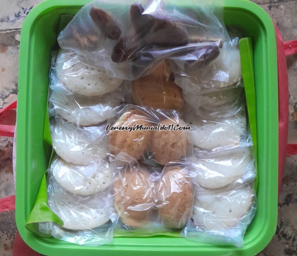 Foto berkat maleman yang berisi apem, bolu dan buah kurma | LERENG MURIA Foto berkat maleman yang berisi apem, bolu dan buah kurma