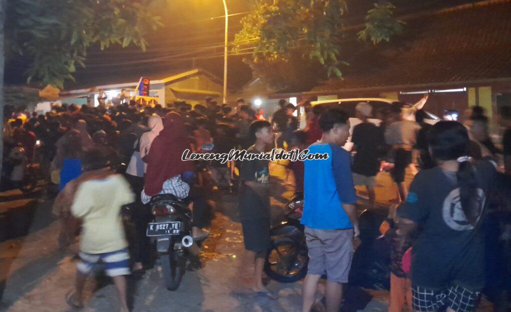 Foto ratusan peserta mengikuti tong tek bersama di Jalan Purwodadi-Blora