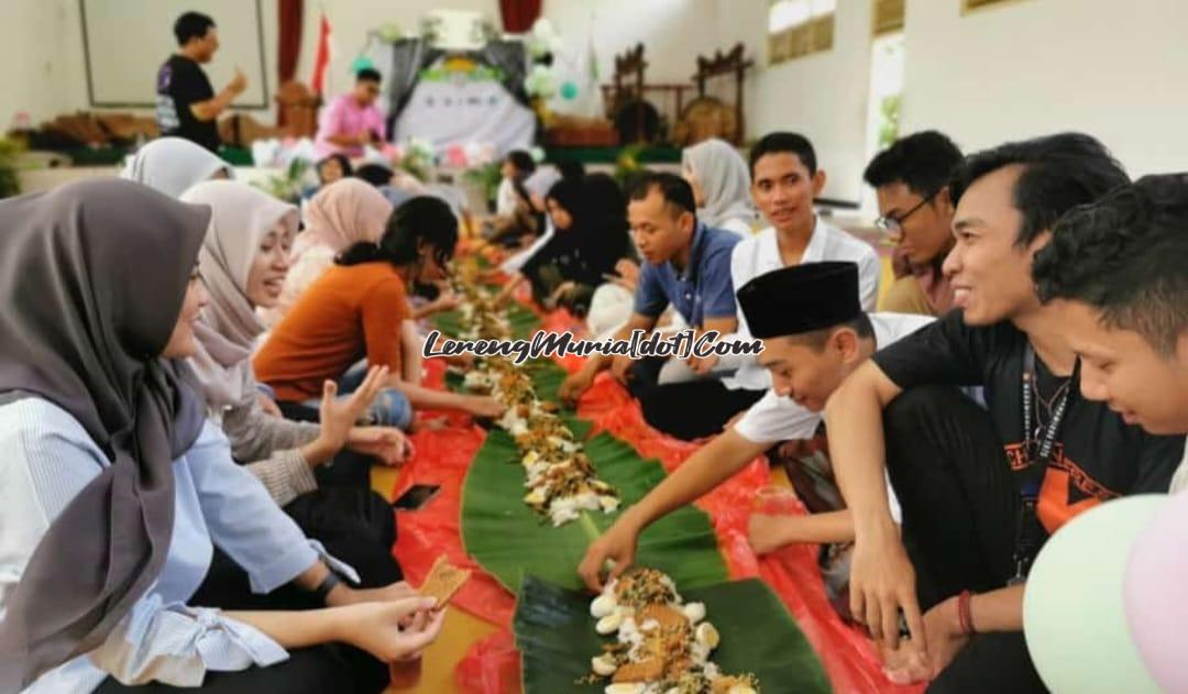 Foto acara makan gudangan bersama dengan alas daun pisang | LERENG MURIA Foto acara makan gudangan bersama dengan alas daun pisang