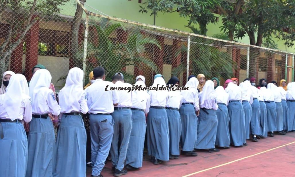Foto siswa   bersalaman dengan guru dan karyawan dengan tertib