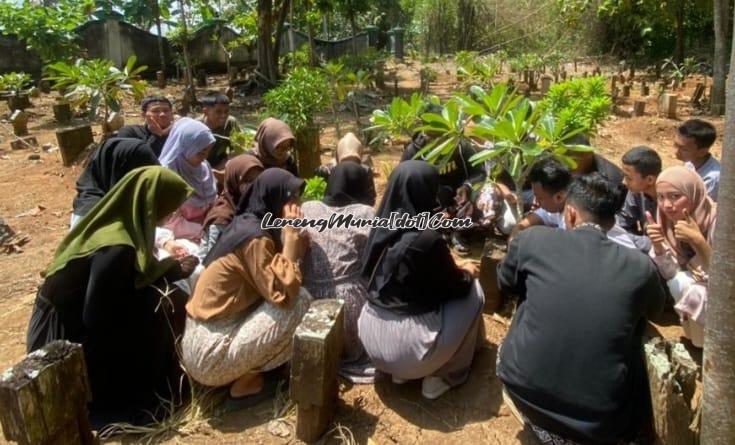 Foto anggota SH Terate Pati Kota  sedang zirah kubur