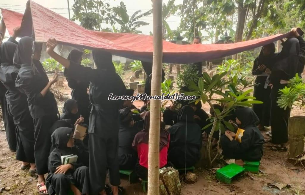 Foto ziarah kubur diguyur  hujan, ditutup dengan terpal