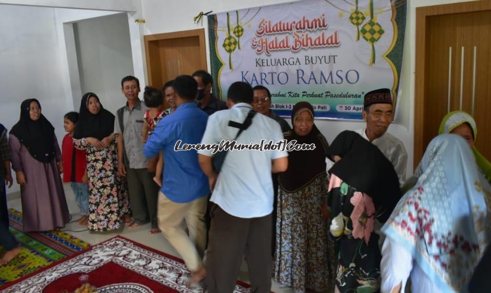 Foto halal bihalal saling bersalaman Keluarga Buyut Karto Ramso Semirejo, Gembong, Pati