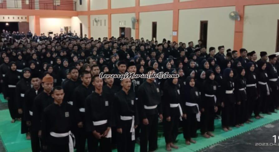 Foto peserta halal bihalal menyanyikan lagu Kebangsaan Indonesia Raya