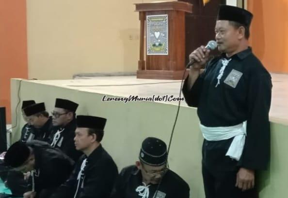 Foto Mohammad Sururi (berdiri) dalam acara halal bihalal di Padepokan SH Terate Cabang Pati