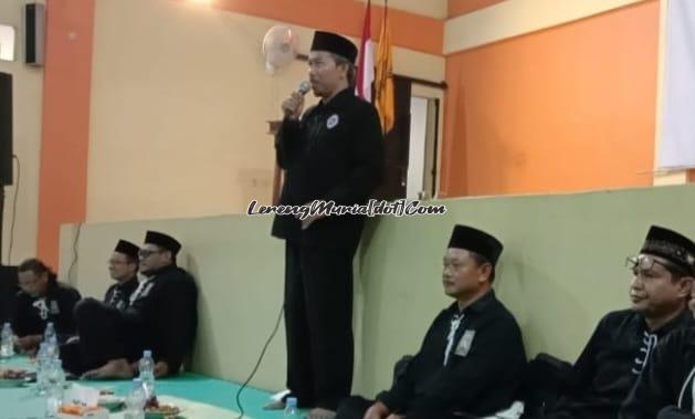 Foto pembicara halal bihalal K.H. Dhofir Maqosid, M.Pd.I (berdiri)