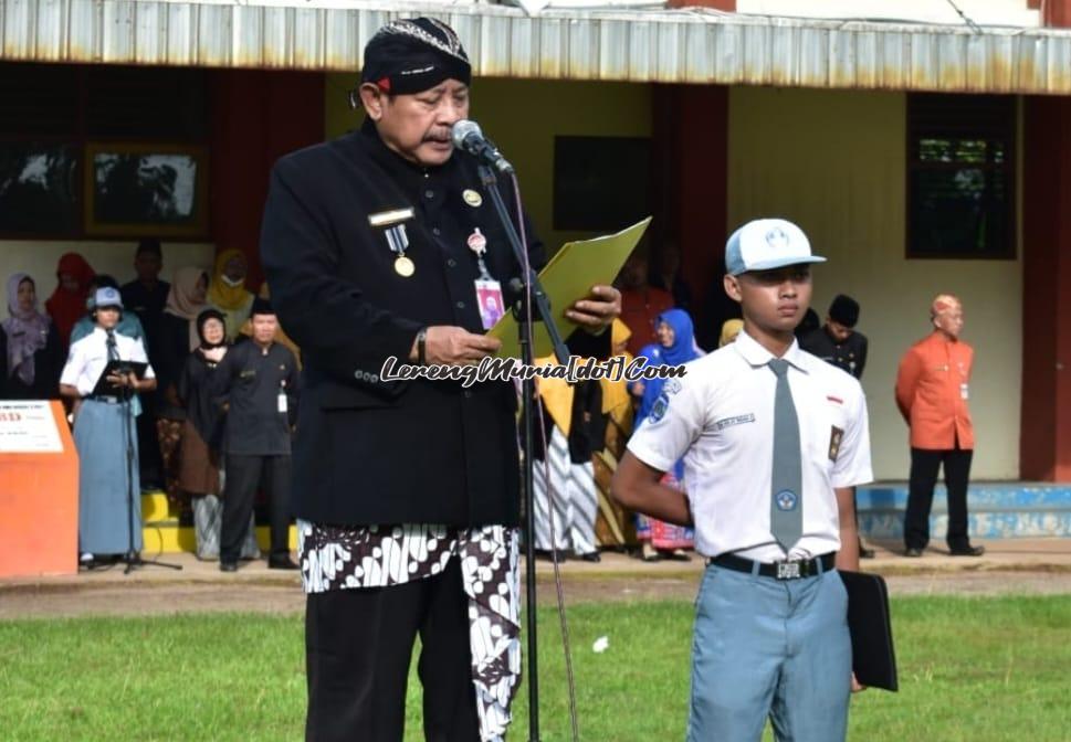 Foto sambutan Kepala SMAN 3 Pati Suhartono, S.Pd., M.Pd., M.Si saat upacara Hardiknas 2023