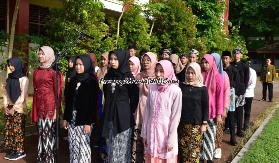 Foto peserta berbusana adat tradisional  dalam upacara bendera Hardiknas