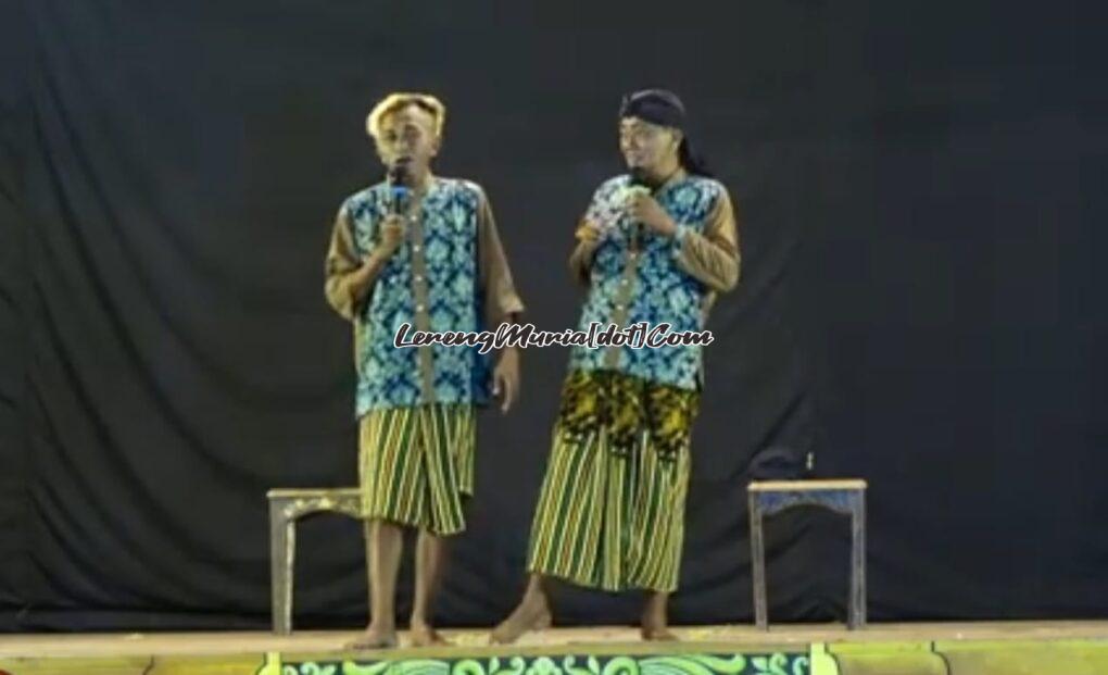 Foto penampilan dagelan Ki Muncul (kiri) dan Sudargo alias Ki Sentet (kanan) menghibur penonton