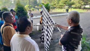 Foto Kepala Cabdin Wilayah III Kustri Saptono, S.Si., M.Pd. melepas peserta jalan santai