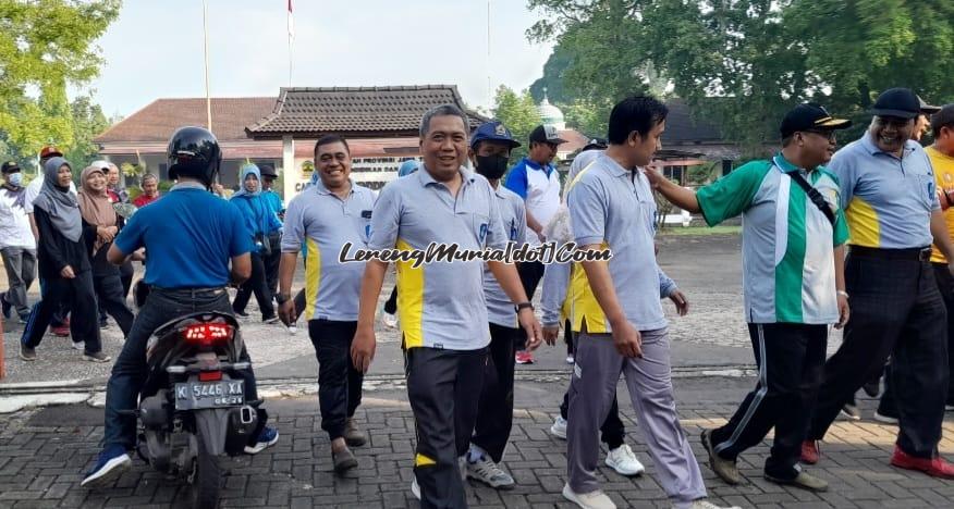 Foto peserta mengikuti jalan santai dalam rangka Hardiknas