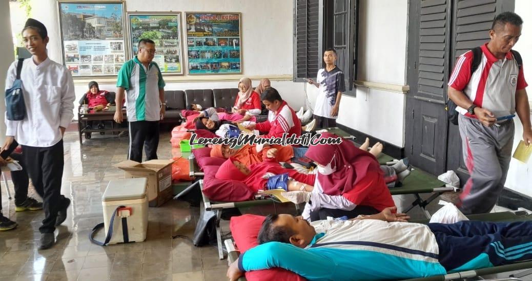 Foto guru dan kepala sekolah sedang mengikuti donor darah