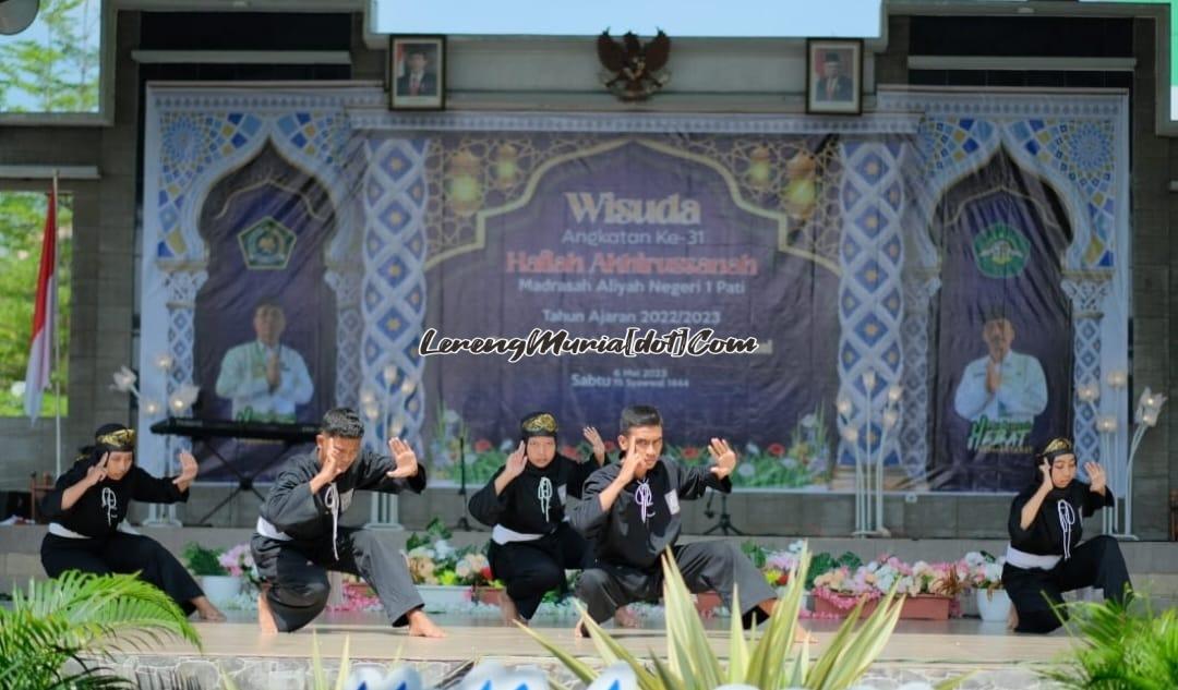 Foto pesilat SH Terate tampil pembukaan dalam Wisuda ke 37 MAN 1 Pati | LERENG MURIA Foto pesilat SH Terate tampil pembukaan dalam Wisuda ke 37 MAN 1 Pati