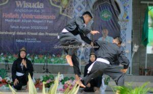 Foto permainan jurus ganda oleh pesilat SH Terate