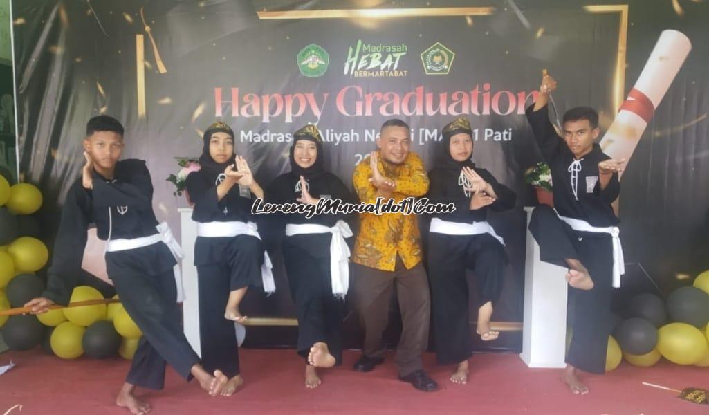 Foto bersama pesilat dan pelatih Herwan,S.Pd.(baju batik kuning) seusai acara wisuda | LERENG MURIA Foto bersama pesilat dan pelatih Herwan,S.Pd.(baju batik kuning) seusai acara wisuda