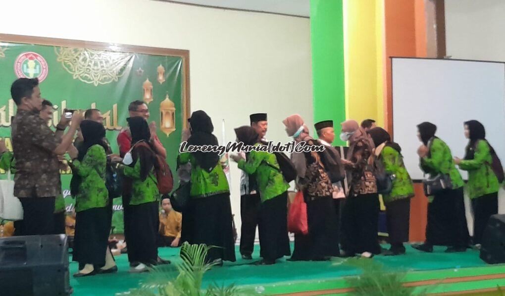 Foto saling bersalaman antara pengurus dan anggota PGRI Kecamatan Pati | LERENG MURIA Foto saling bersalaman antara pengurus dan anggota PGRI Kecamatan Pati