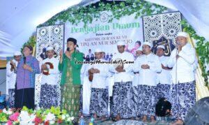 Foto pengajian umum dengan pembicara K.H. Ilham Supriyanto, M.Si.(baju hijau) dan Ki Markonyik (baju ungu)