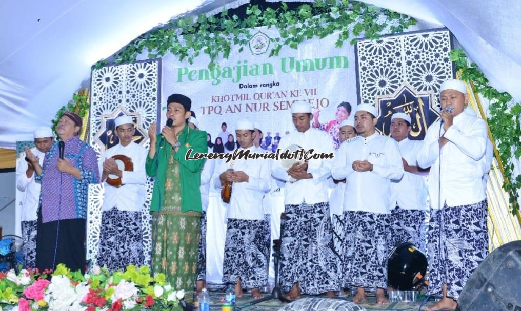 Foto pengajian umum dengan pembicara K.H. Ilham Supriyanto, M.Si.(baju hijau) dan Ki Markonyik (baju ungu)