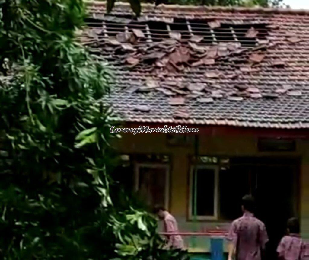 Foto salah satu ruang kelas yang diterjang angin puting beliung