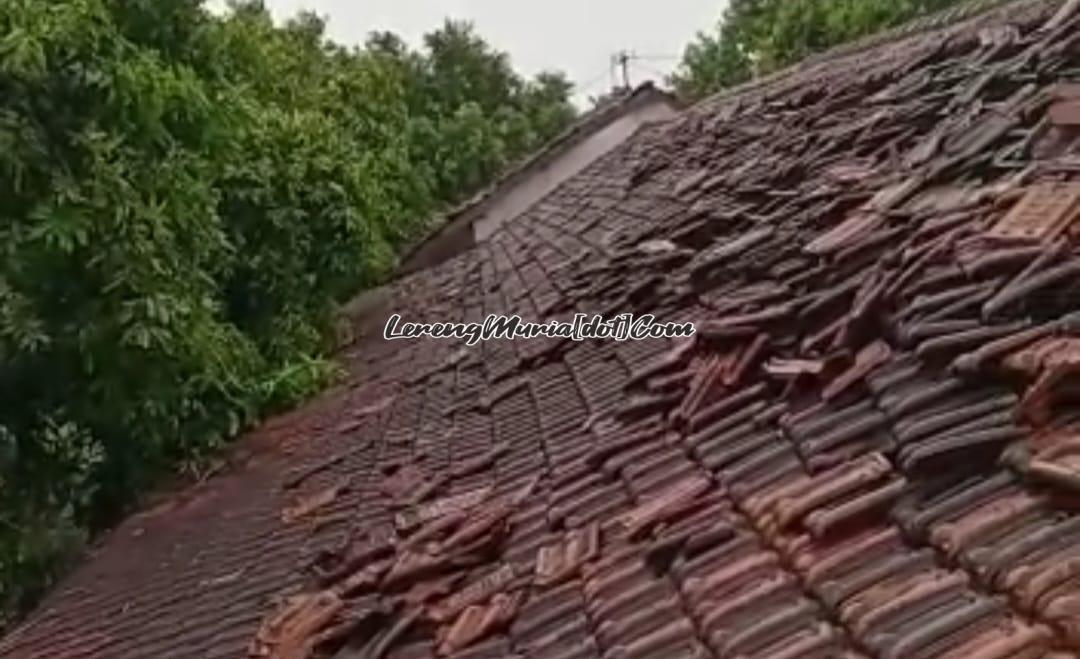 Foto genting ruang kelas yang berantakan