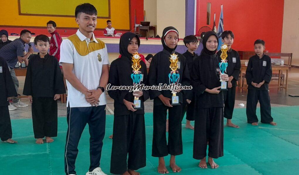 Foto para juara solo kreatif putri bersama panitia