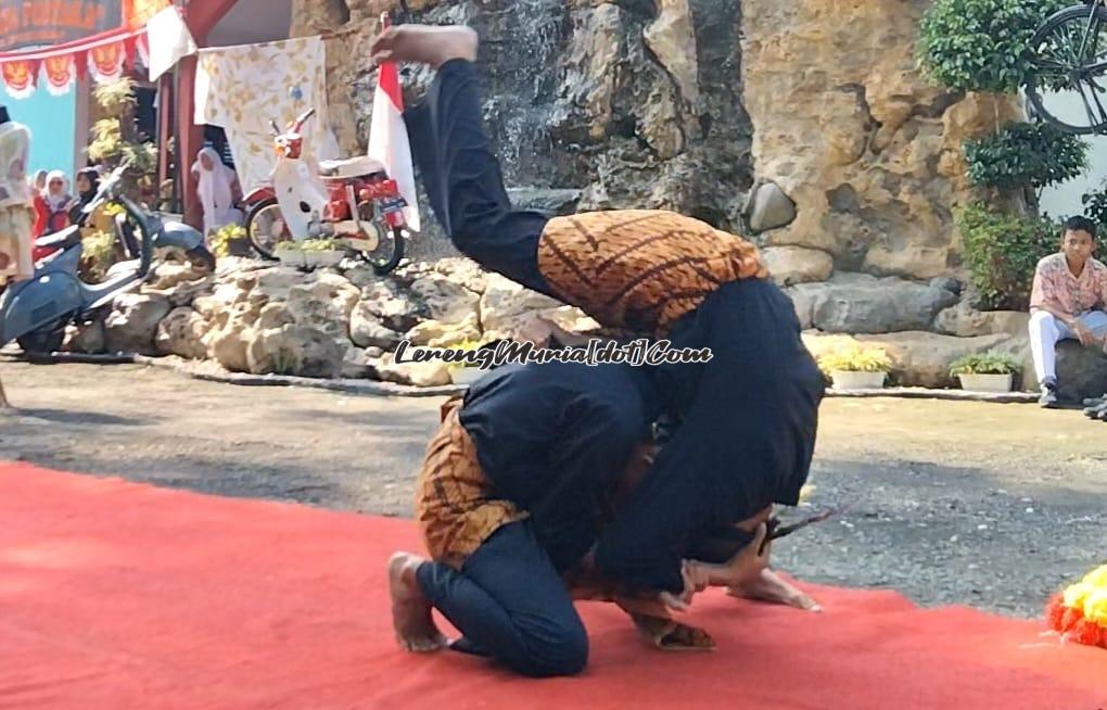 Foto teknik bantingan sedang diperagakan oleh pesilat SH Terate