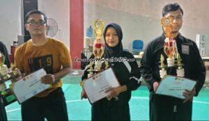 Foto Aida Nihayatush S. (tengah) setelah menerima piala dan piagam sebagai Juara Umum II