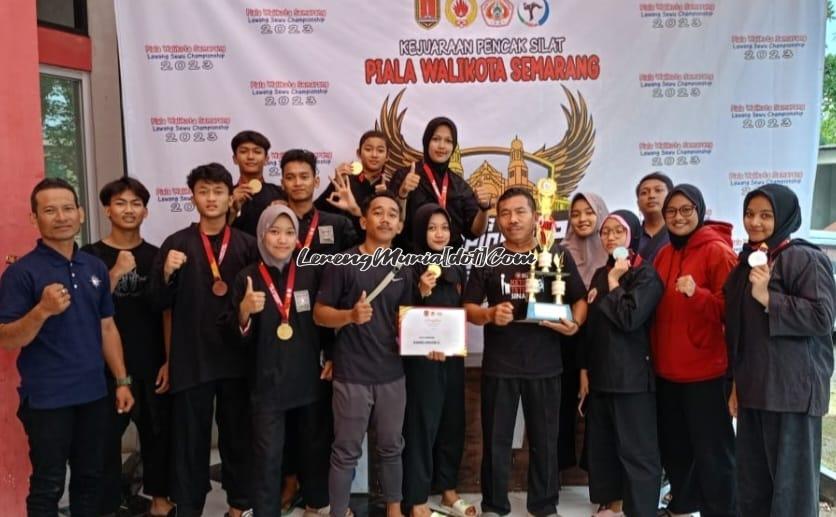 Foto bersama atlet dan official SMAN 3 Pati dengan piala dan medali hasil kejuaraan